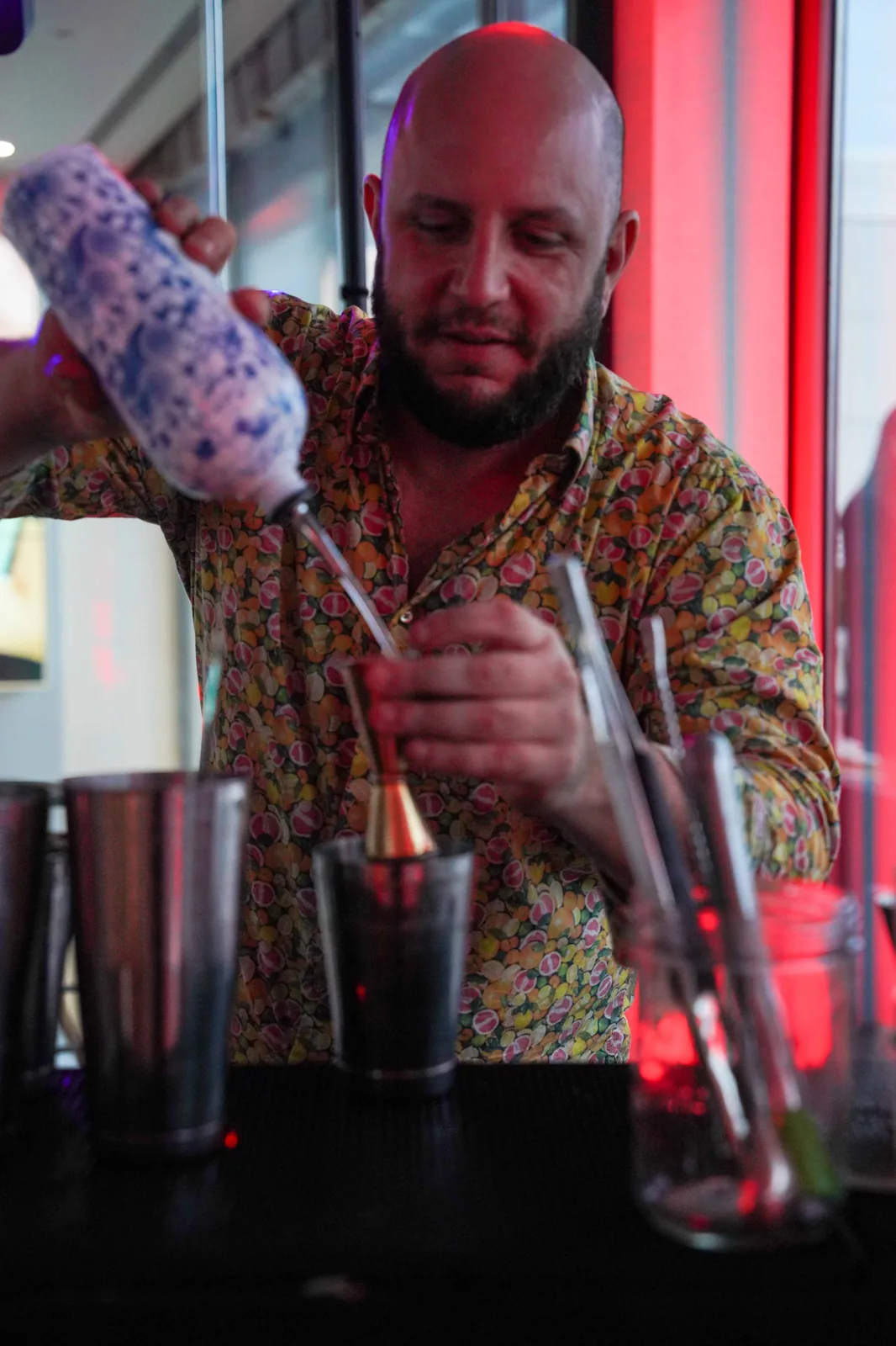 Shaker en action lors d'un atelier cocktails Bar'OOF