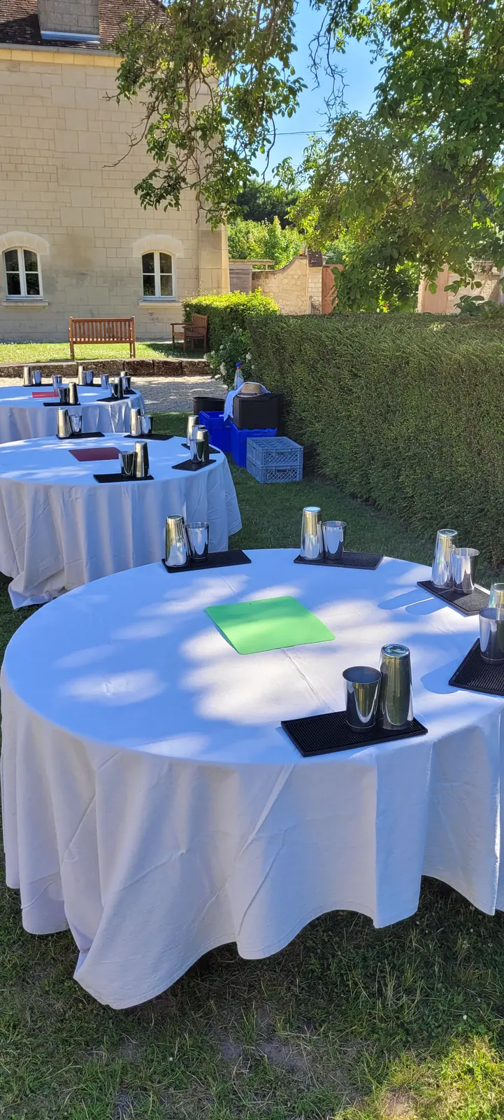 Atelier cocktails Bar'OOF en extérieur dans le jardin d'un château en Île-de-France