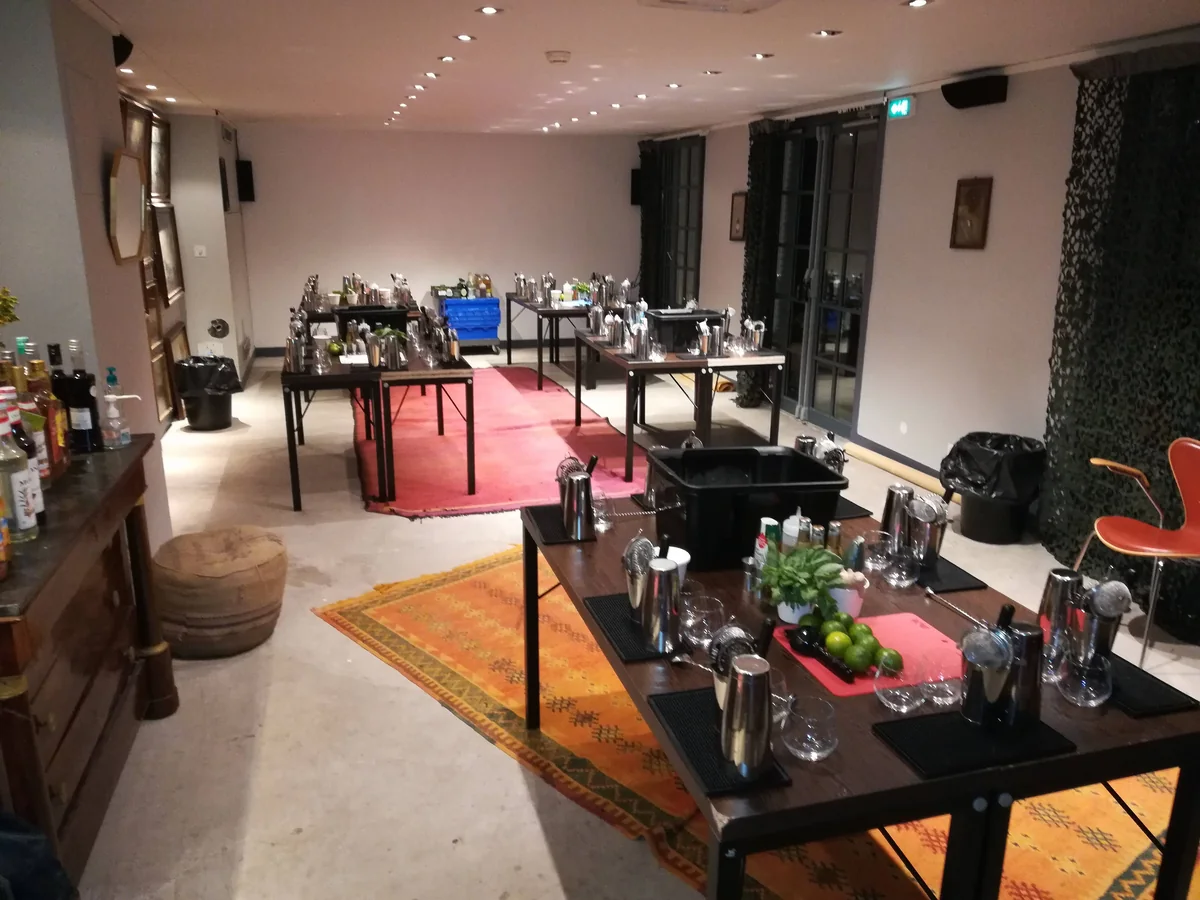 Atelier de mixologie Bar'OOF en salle pour un séminaire d'entreprise en Île-de-France