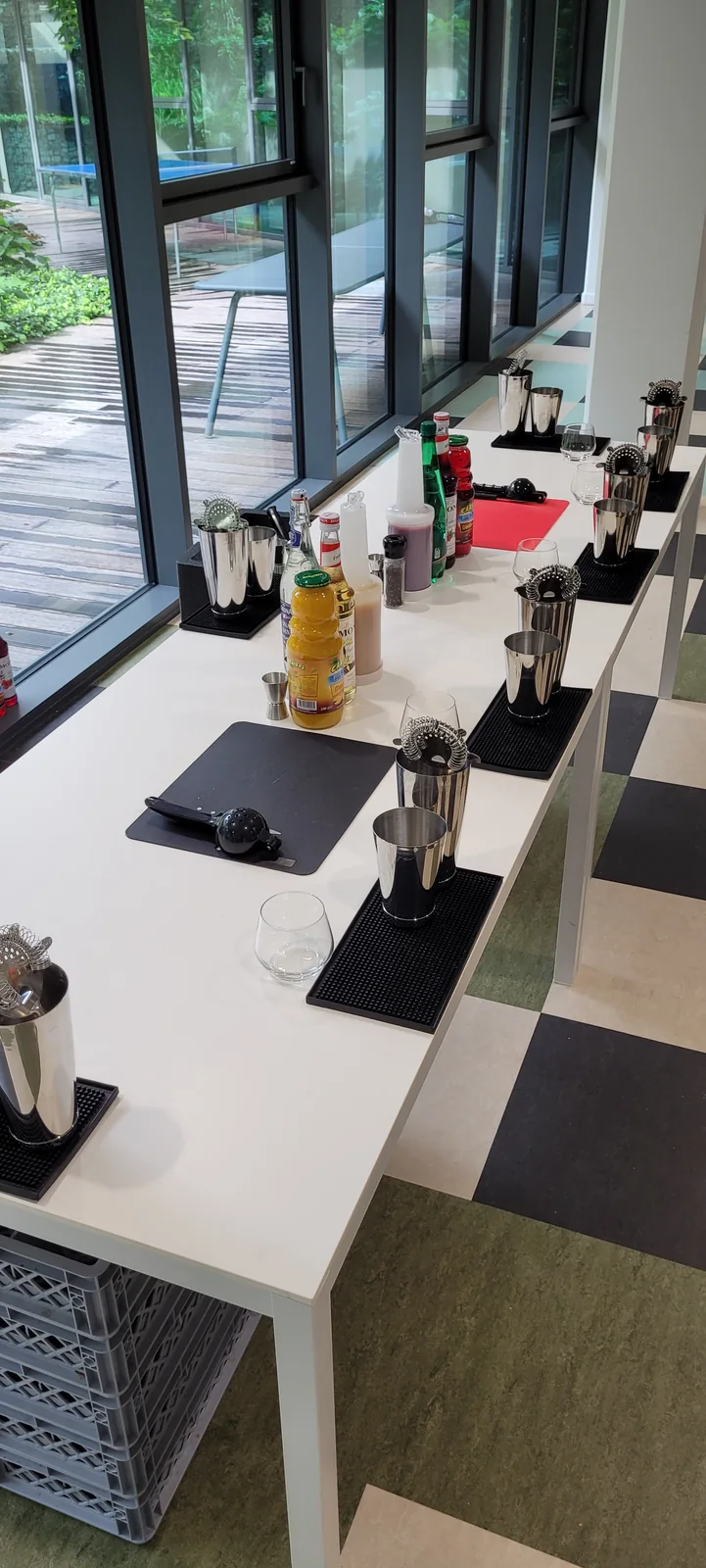 Atelier cocktails team building dans des bureaux à Paris — postes individuels avec shakers et matériel professionnel