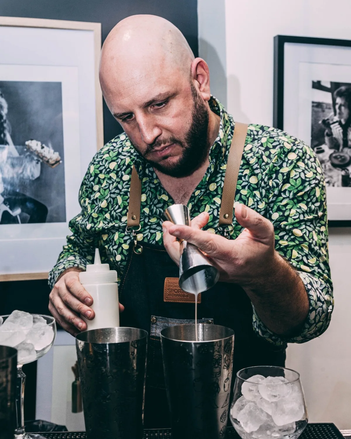 Barman professionnel Bar'OOF préparant des cocktails lors d'une soirée d'entreprise
