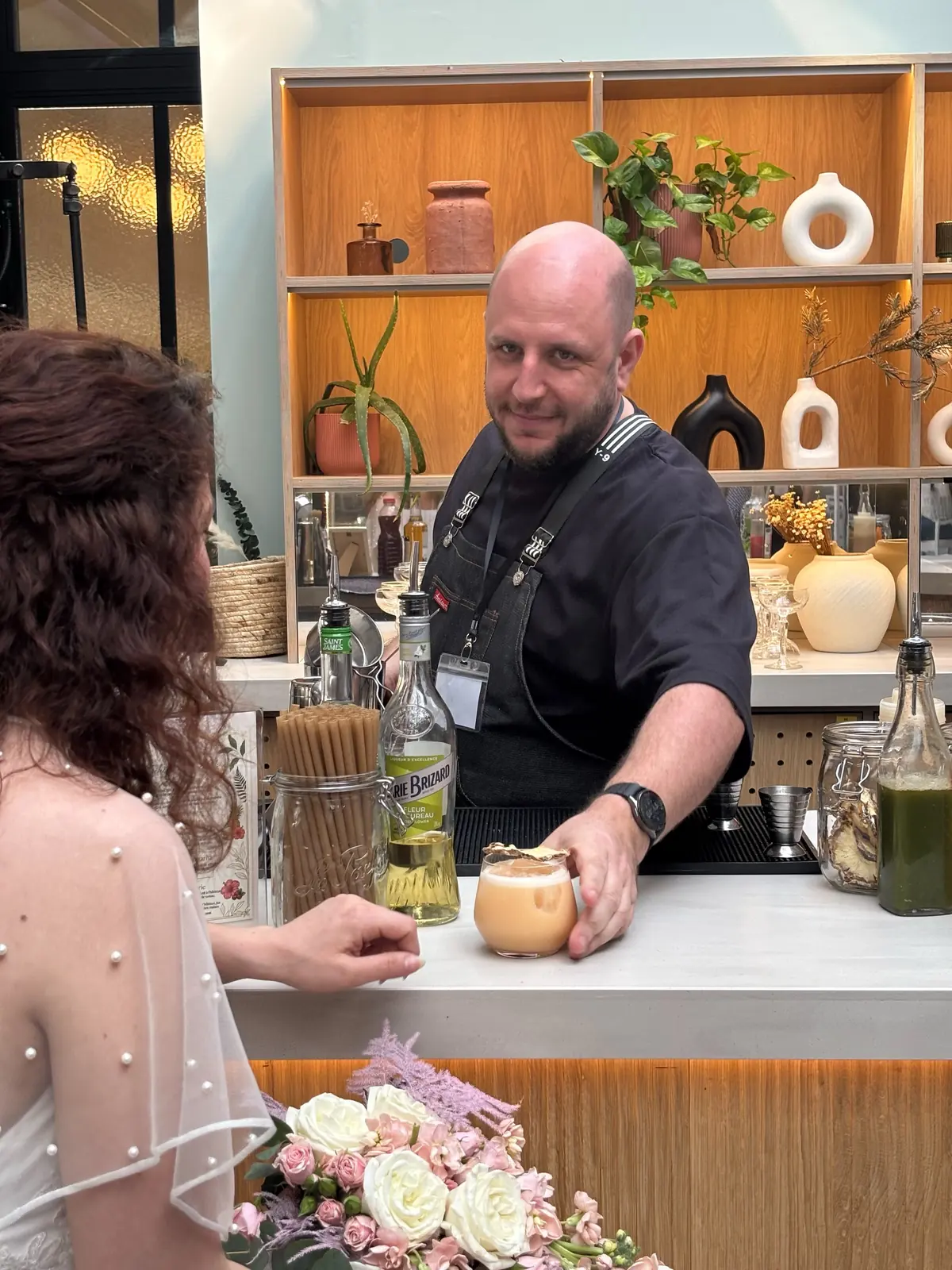 Barman préparant un cocktail pour la mariée au bar mobile Bar'OOF lors d'un mariage