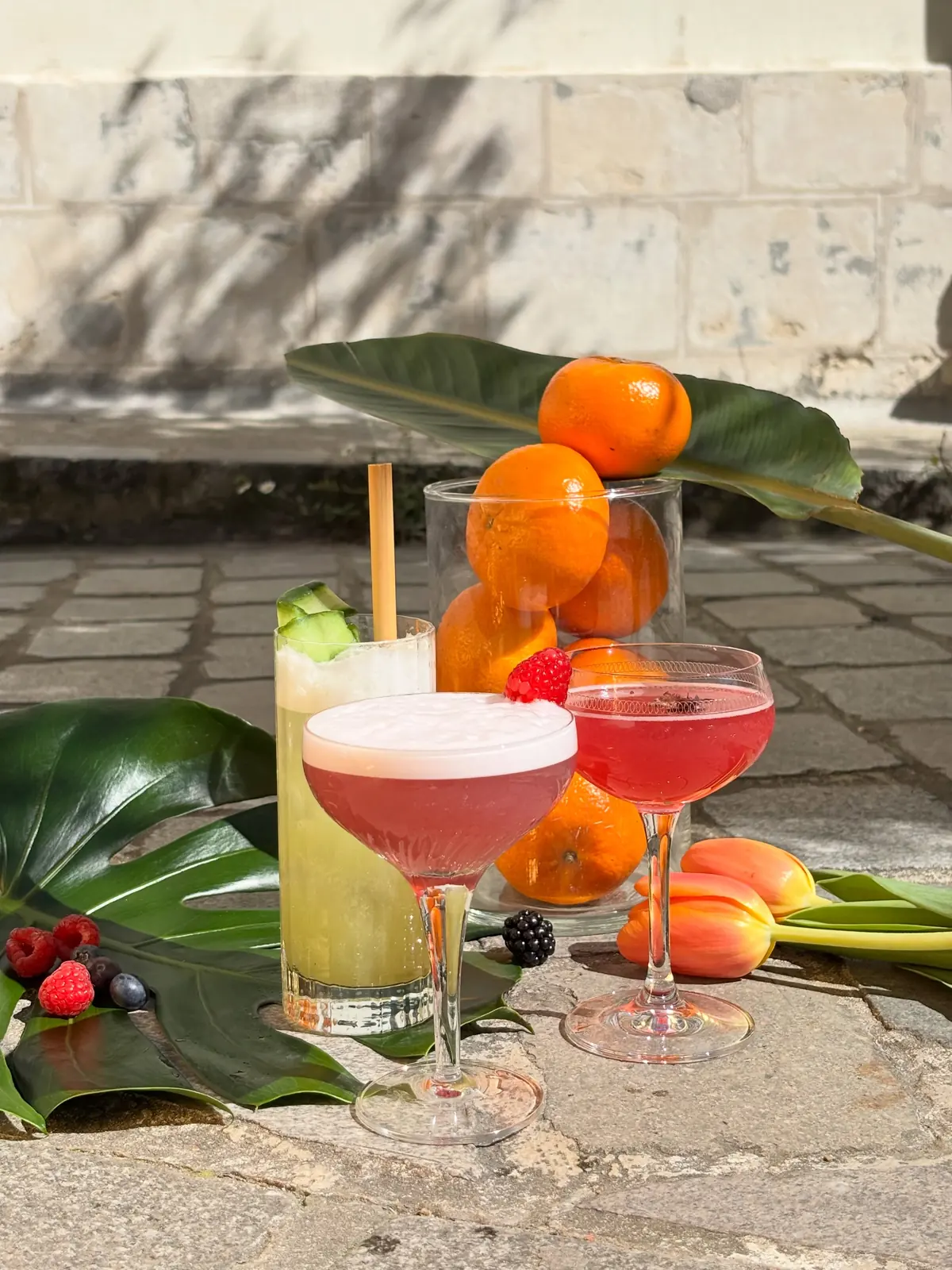 Cocktails colorés servis en extérieur pour un vin d'honneur de mariage